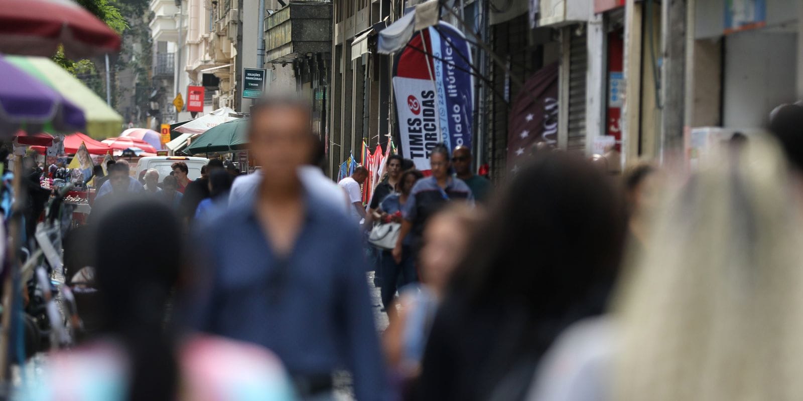 Desigualdade no Emprego: Taxas de Desemprego entre Pretos e Brancos no Brasil