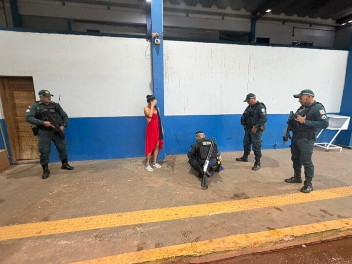 Prisão de Mulher por Tráfico de Drogas em Santarém: Emocionante Abordagem da PM