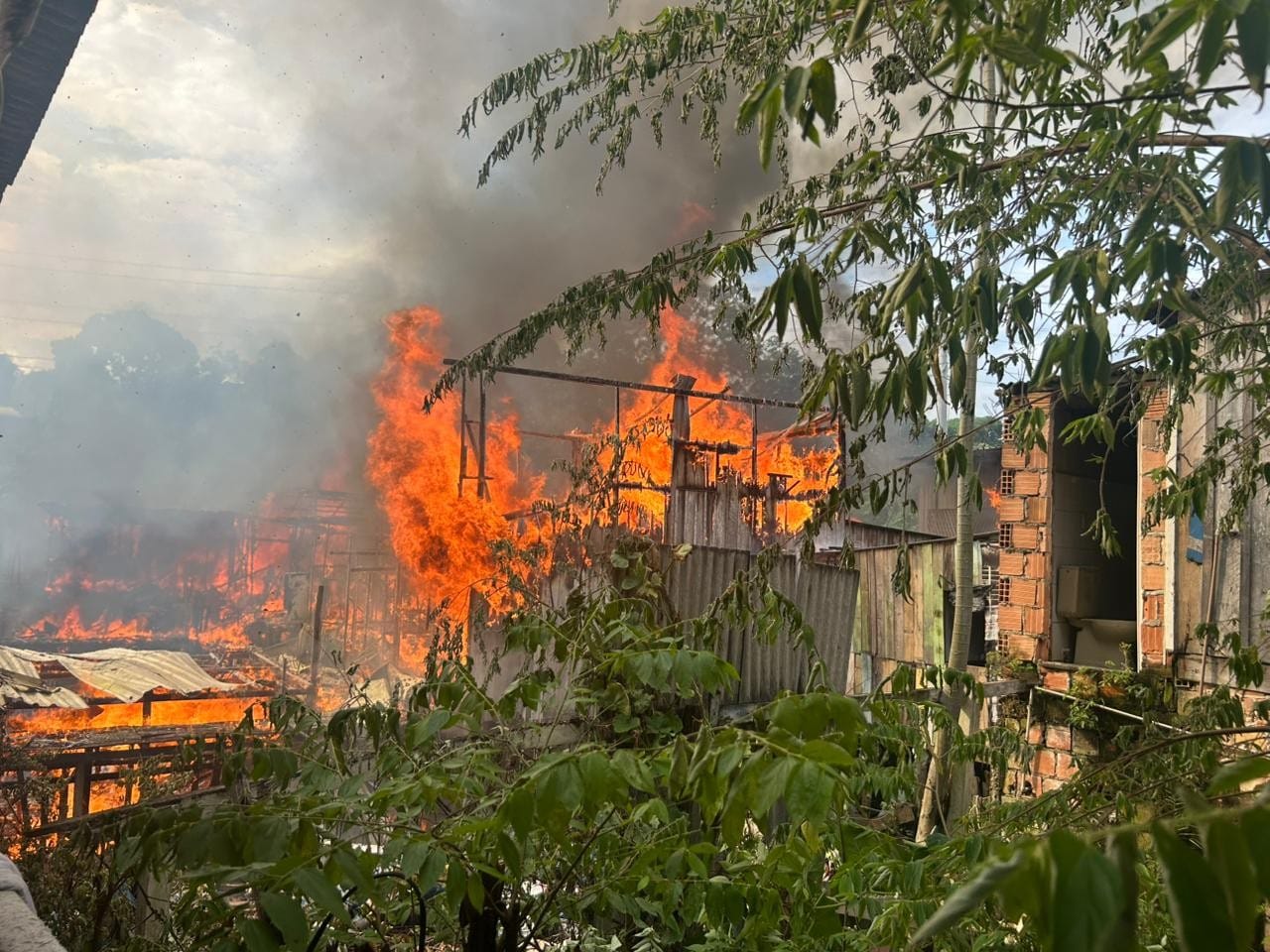 Incêndio Devastador no Bairro São Jorge de Manaus Deixa Vítimas e Mobiliza Ações de Socorro
