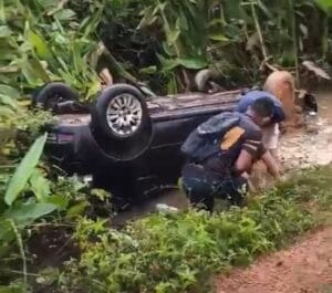 Carro Submerge em Lagoa Após Colisão com Veículos em Macapá