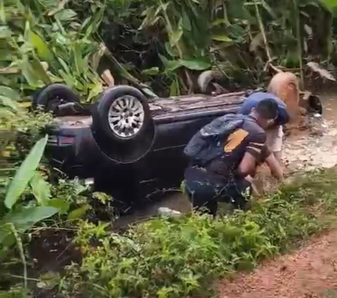 Carro Submerge em Lagoa Após Colisão com Veículos em Macapá