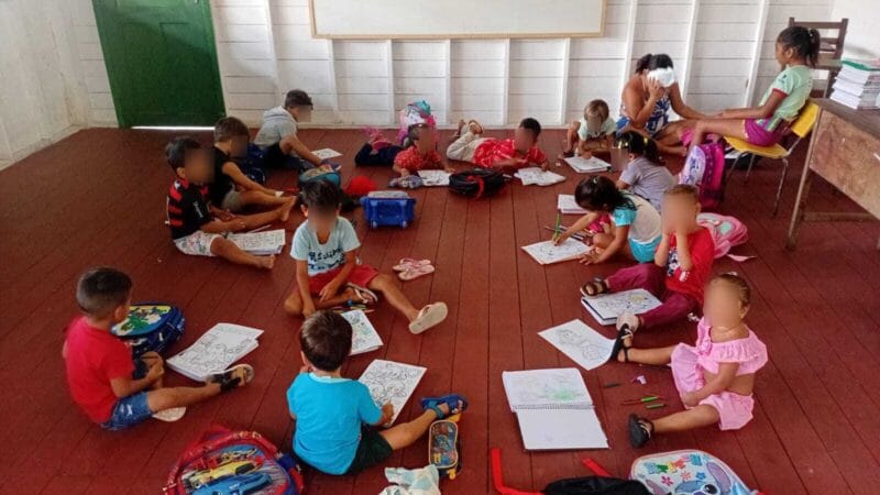Crianças da Escola Municipal de Breves Enfrentam Dificuldades por Falta de Estruturas Adequadas