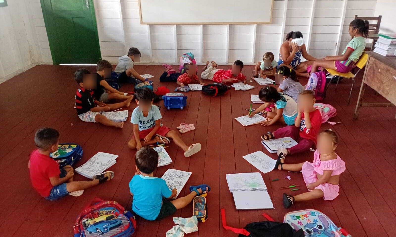 Crianças da Escola Municipal de Breves Enfrentam Dificuldades por Falta de Estruturas Adequadas