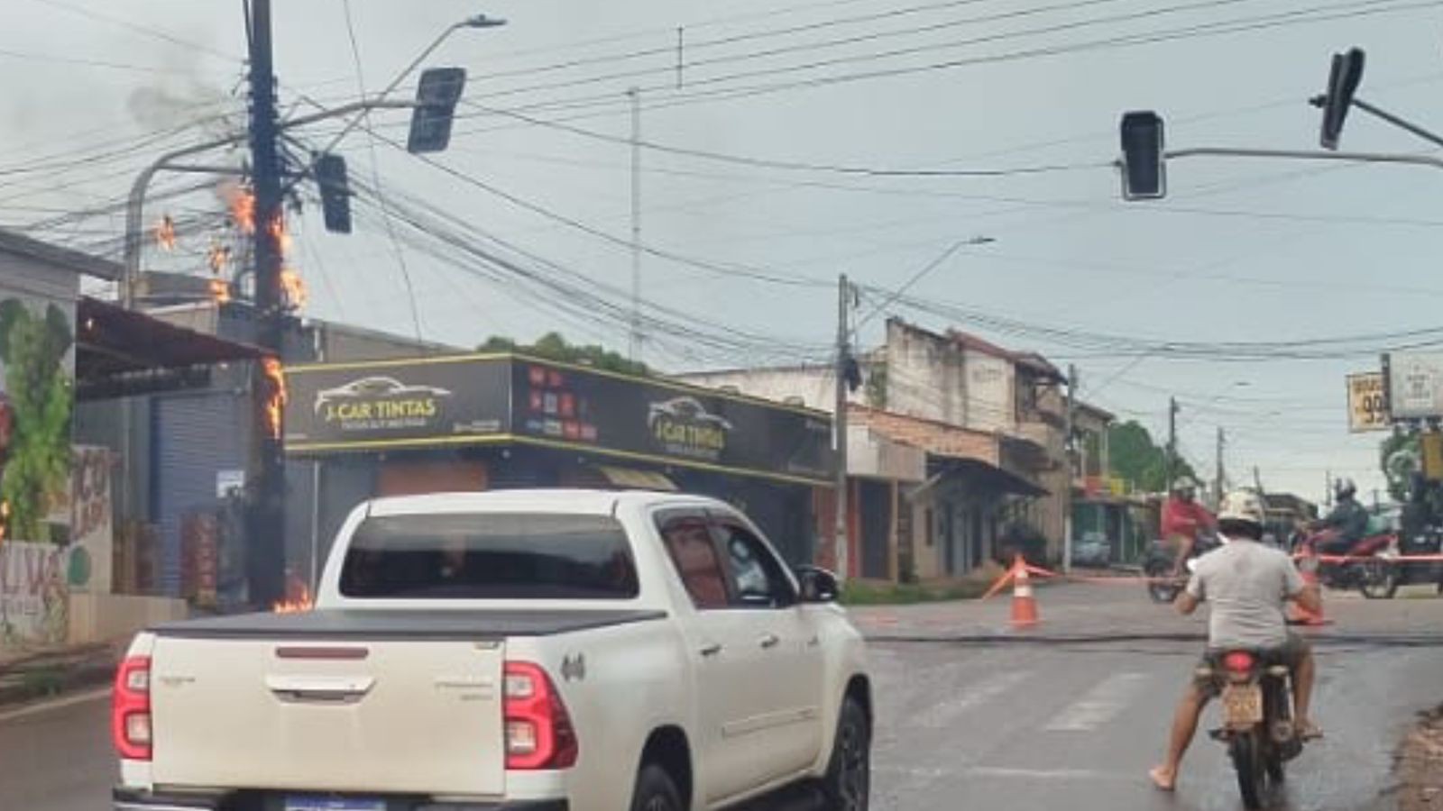 Incêndio em Postes em Santarém Deixa Trecho Interditado e Afeta Fornecimento de Energia