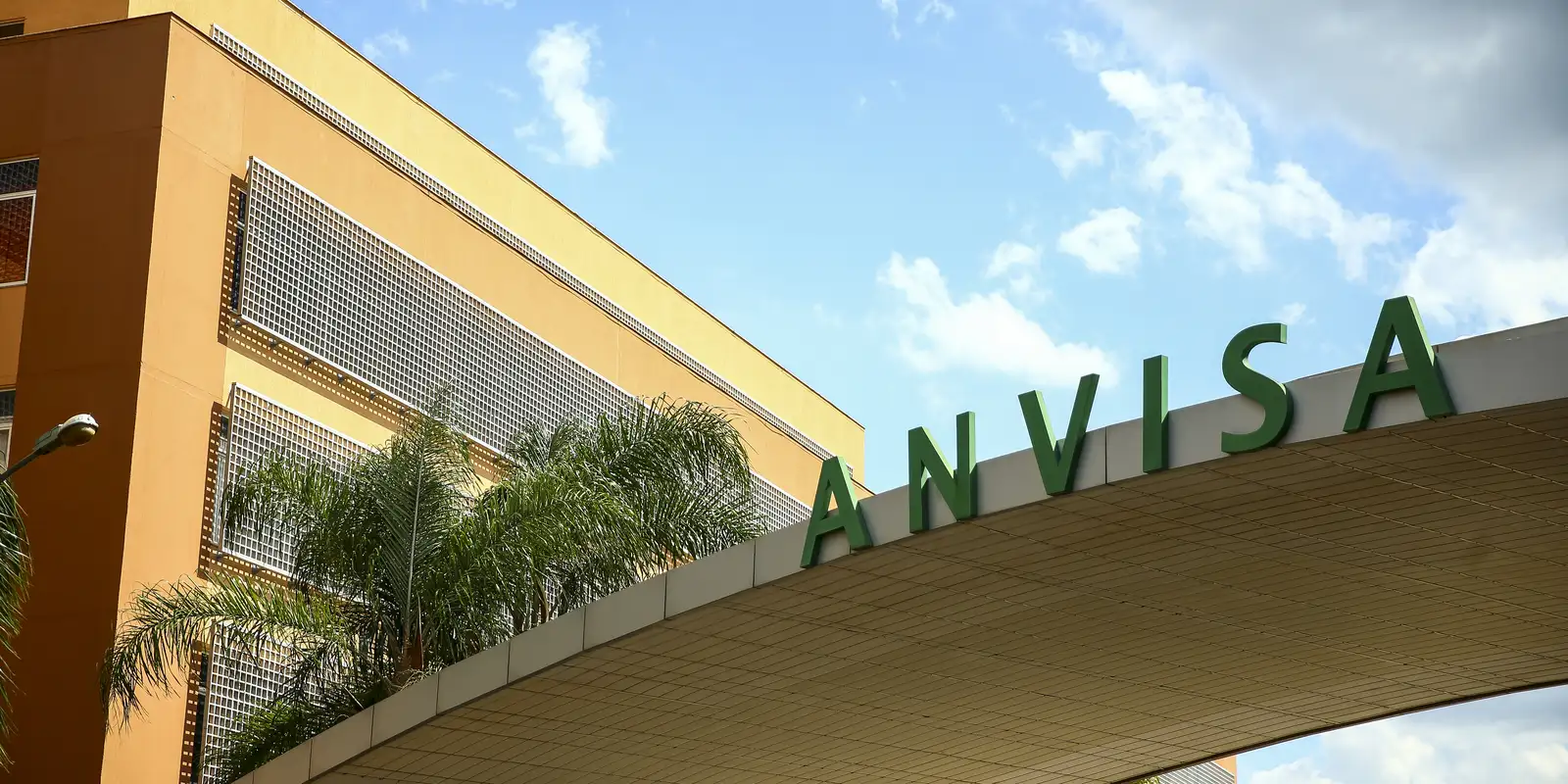 Anvisa Suspende Lotes de Medicamentos para Hipertensão e Câncer de Mama