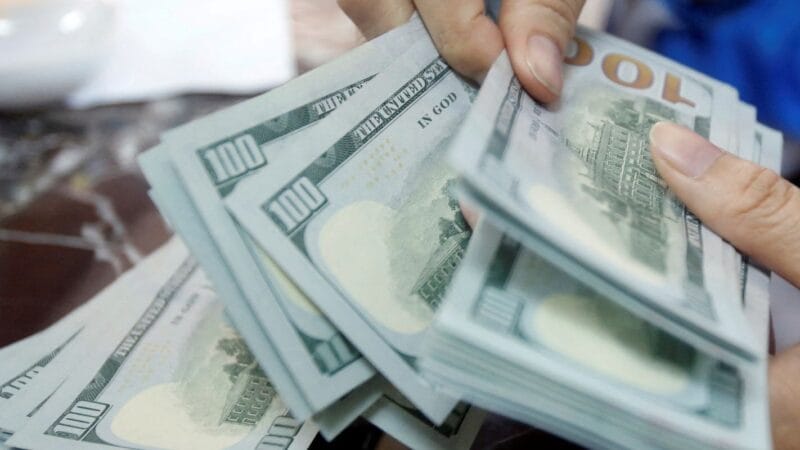 Dólar atinge R$ 5,20, o maior valor em três meses, enquanto bolsa enfrenta queda
