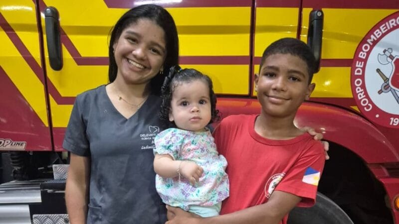 Adolescente de 13 anos utiliza técnicas de primeiros socorros para salvar sobrinha em situação de emergência