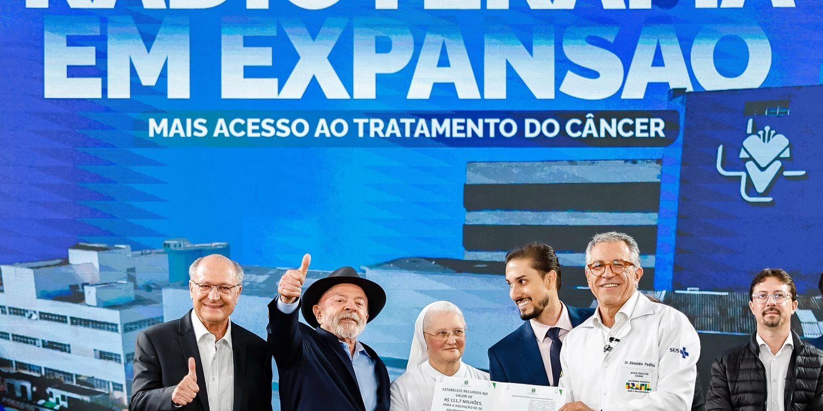 Lula Entrega Novos Equipamentos de Radioterapia em São Paulo