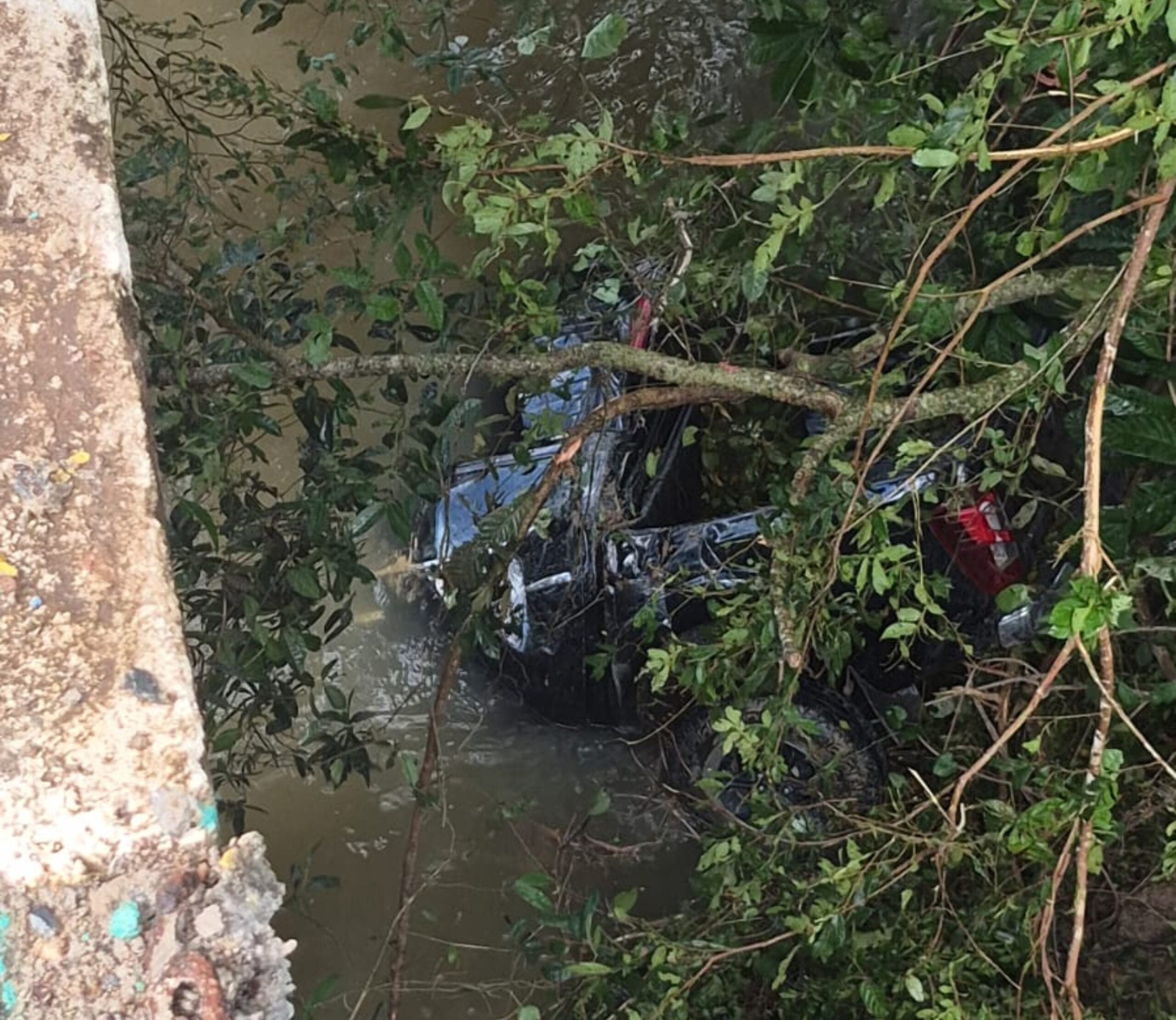 Motorista sofre acidente em ponte no Amajari durante forte chuva