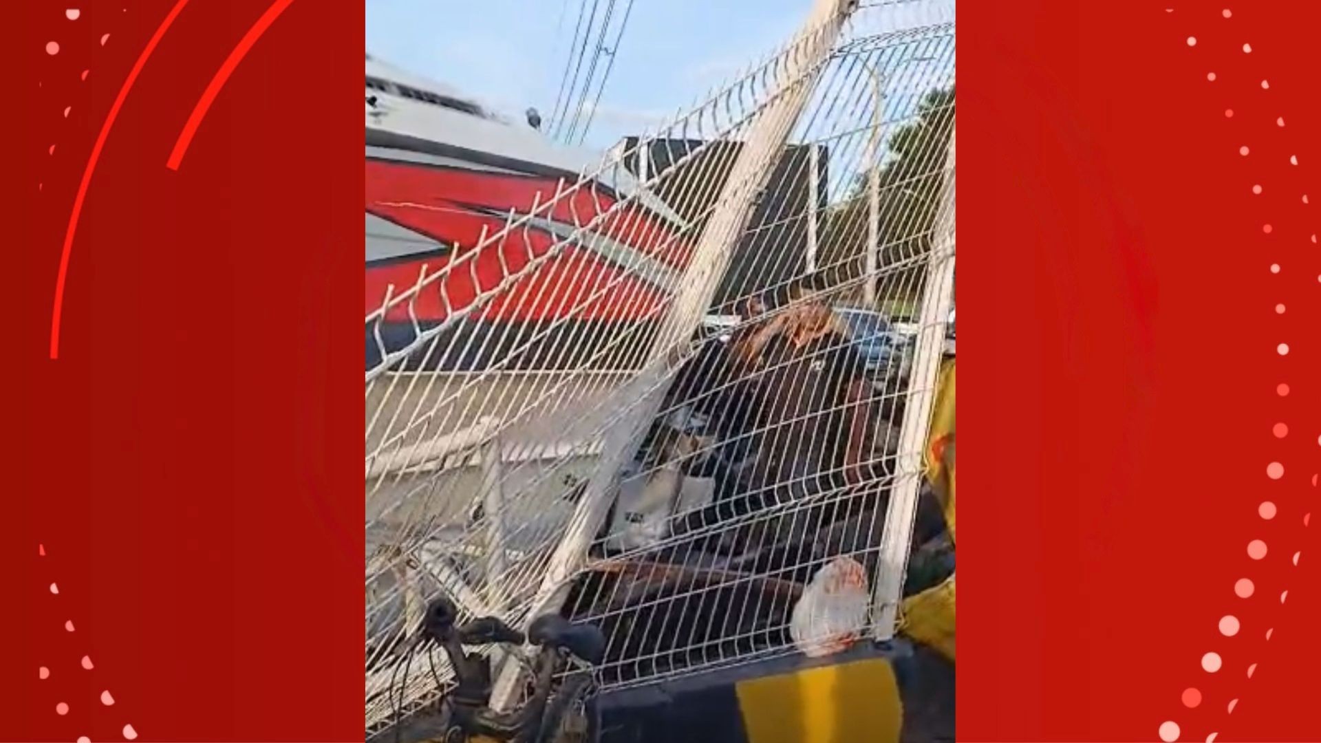 Lancha Descontrolada Invade Estacionamento de Supermercado em Macapá