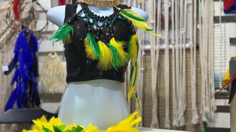 Artesãos de Manaus Investem em Produtos Temáticos para a Copa do Mundo