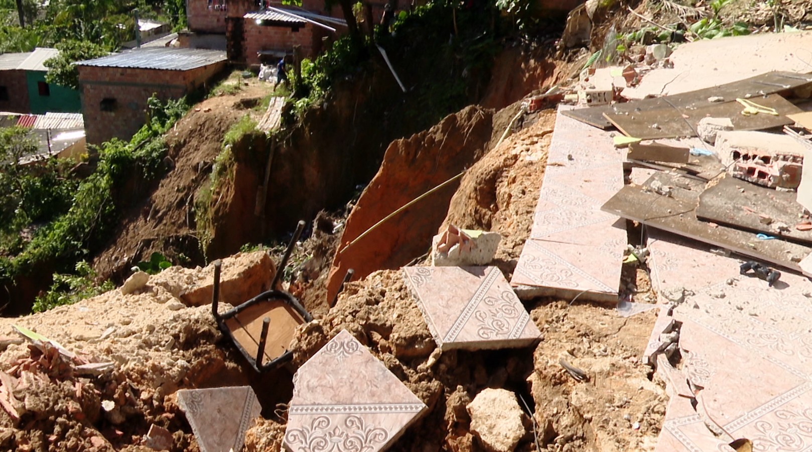 Defesa Civil de Manaus Identifica Novas Estruturas em Risco Após Desmoronamento no Mauazinho