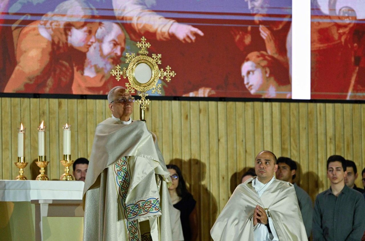 Papa Leão XIV Encoraja Jovens a Transformar o Mundo com Amor