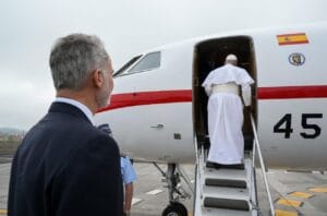 Leão XIV Retorna a Roma Após Impedimento Técnico em Voo