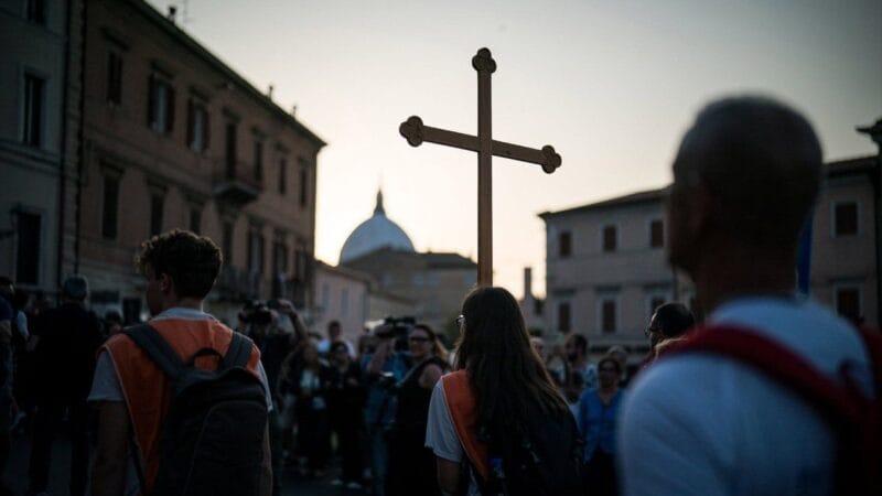 Papa Urge Peregrinos a Enfrentar a Pobreza como Missionários