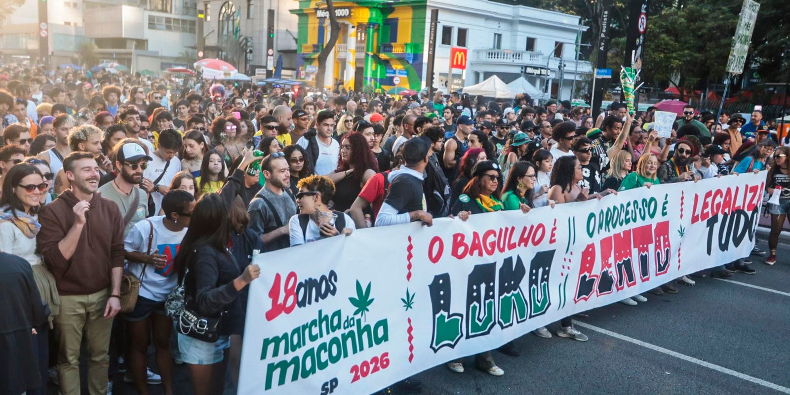 Marcha pela Legalização da Maconha Reúne Multidão em São Paulo