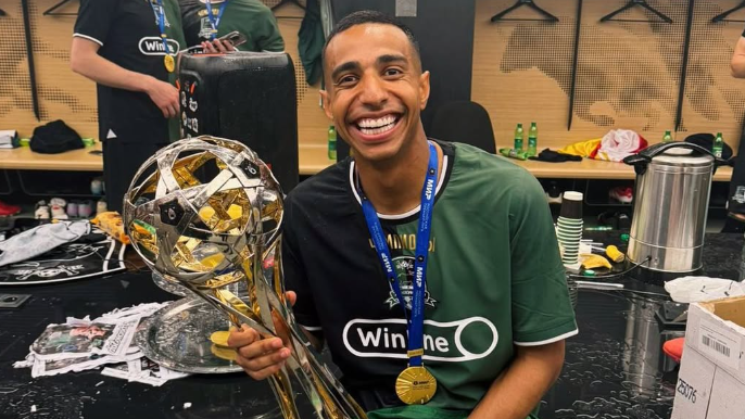 São Paulo FC Contrata Victor Sá até 2029 e Aguarda Novas Definições