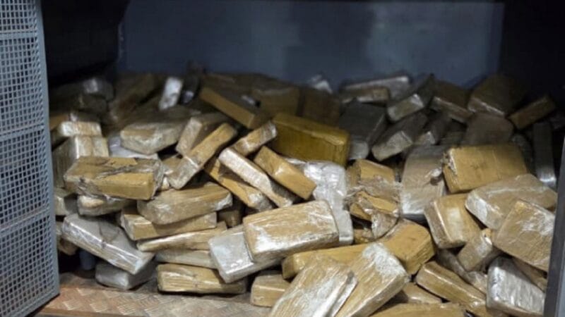 Caminhão é flagrado com 239 quilos de cocaína escondidos em pneus e estepe