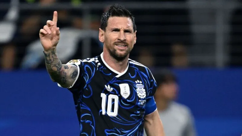 Messi Brilha Mesmo Após Início no Banco: Um Olhar Sobre a Fase de Grupos da Copa do Mundo