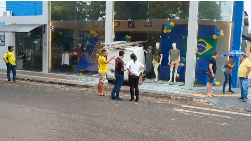 Jovem Escapa por Pouco de Acidente em Loja Após Carro Avançar Sinal em Santarém