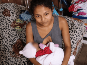 Desafios de Clete Vitória: Mãe que Deu à Luz na Calçada Enfrenta Dificuldades ao Lado de Lixão no Acre