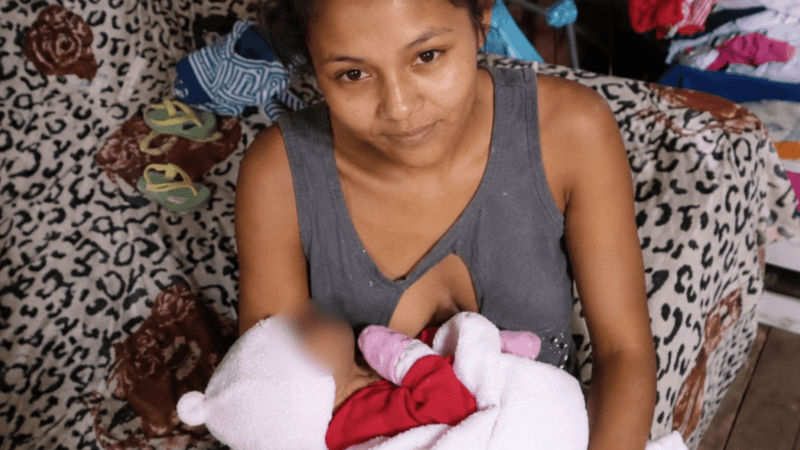 Desafios de Clete Vitória: Mãe que Deu à Luz na Calçada Enfrenta Dificuldades ao Lado de Lixão no Acre