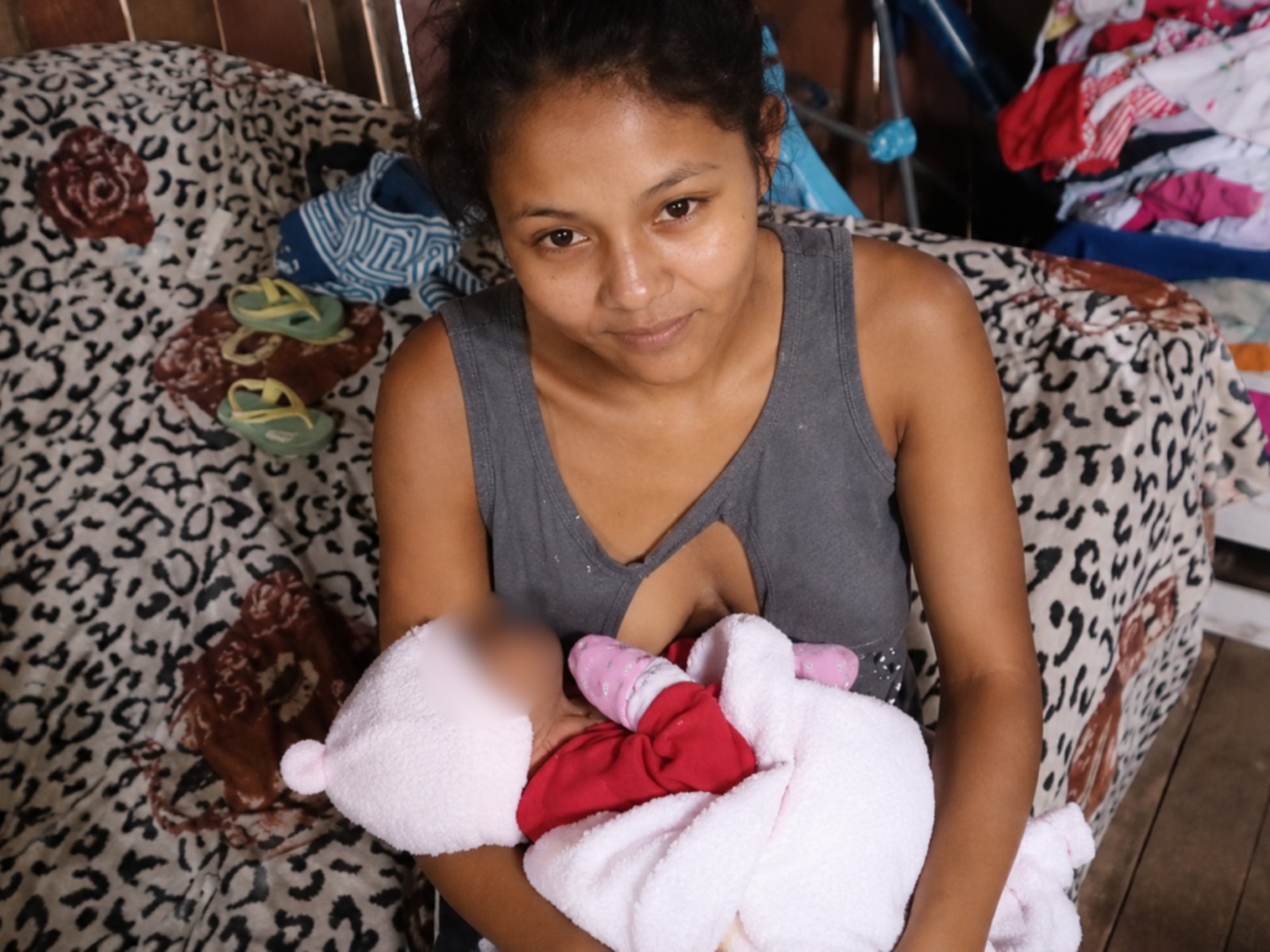 Desafios de Clete Vitória: Mãe que Deu à Luz na Calçada Enfrenta Dificuldades ao Lado de Lixão no Acre