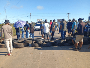 Moradores de Sena Madureira Interrompem BR-364 em Protesto por Melhorias Após Desabamento de Ponte