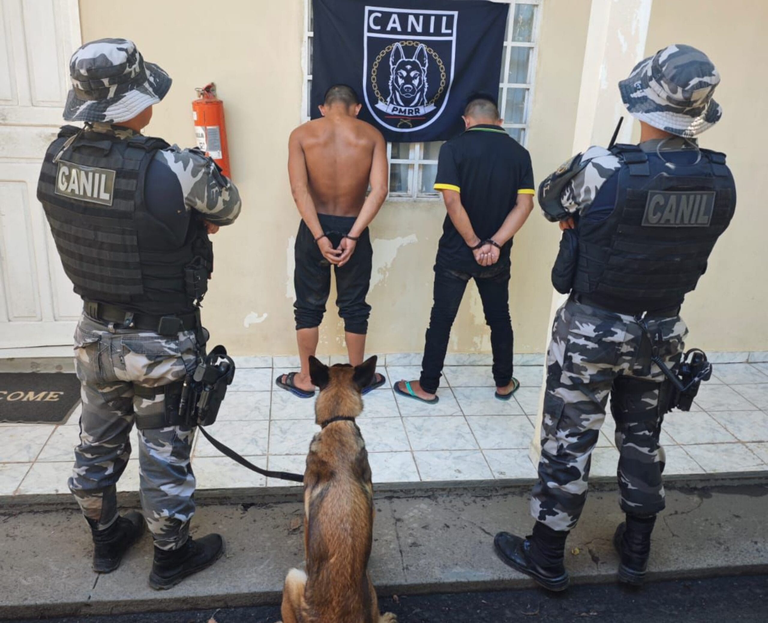 Operação policial em Bonfim resulta na prisão de jovens com drogas e munições