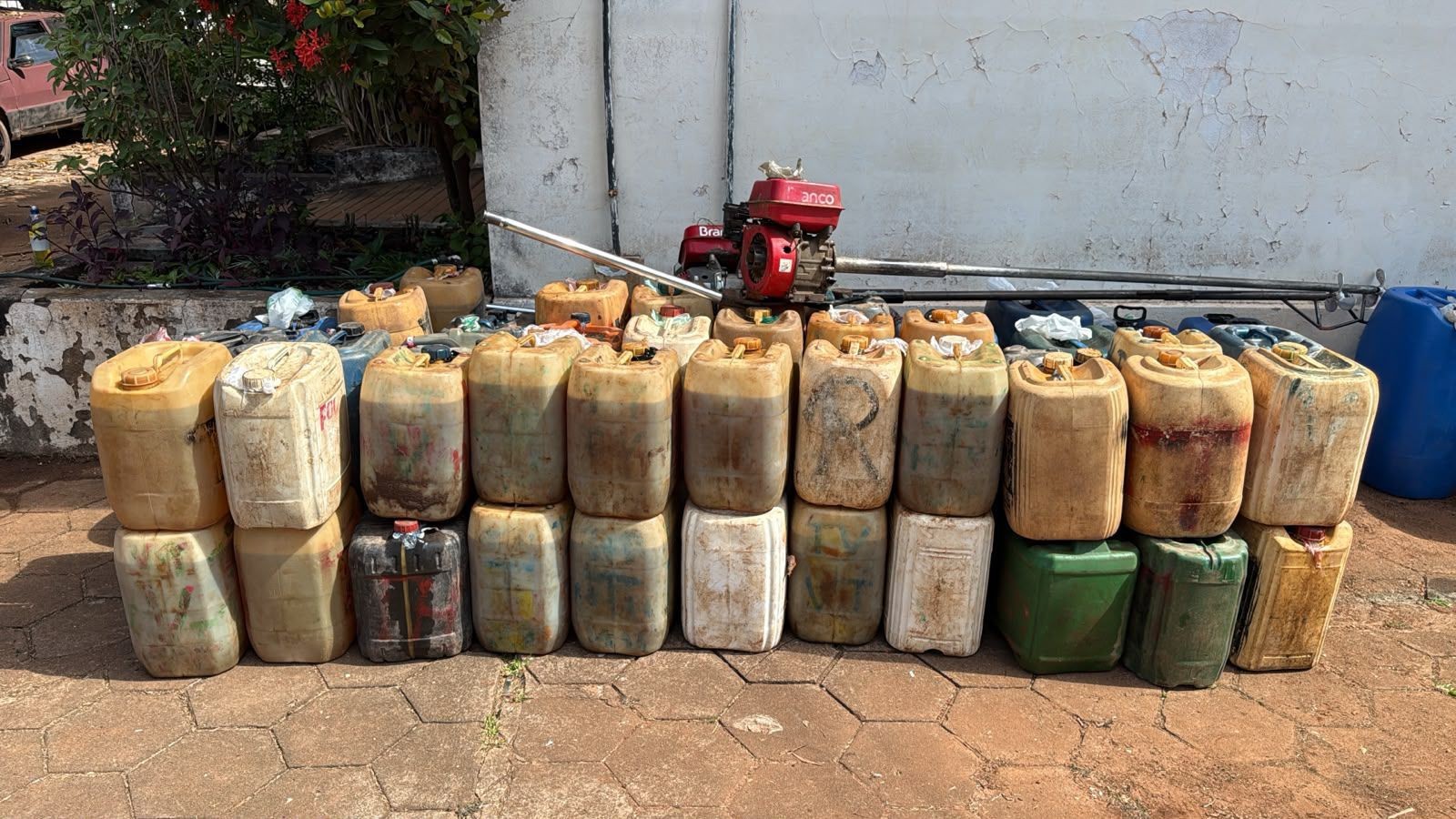 Apreensão de Combustível Contrabandeado na Fronteira Brasil-Bolívia: Quase 2 Mil Litros Retidos