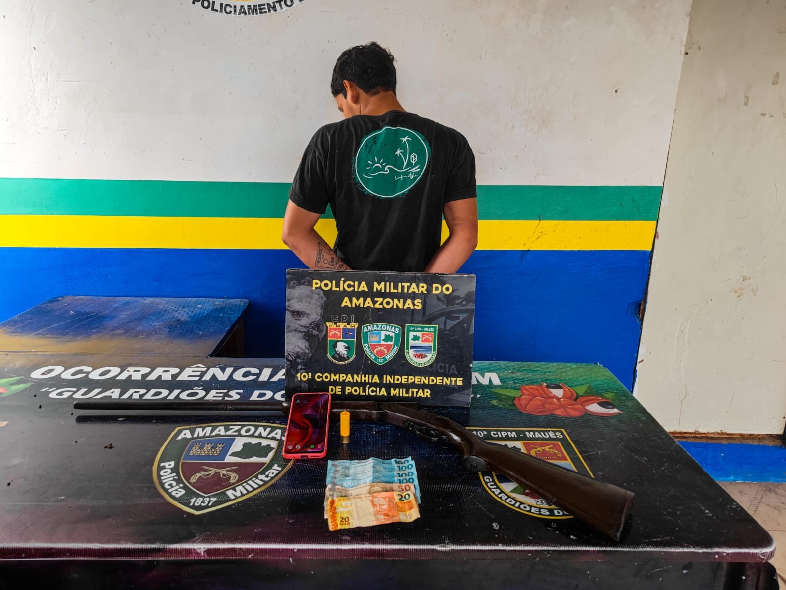 Recapturação de Foragido em Maués: Operação Policial Resulta em Apreensão de Armas e Dinheiro
