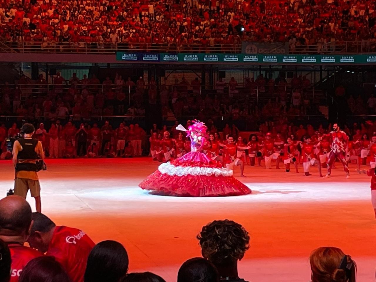 Raíra Lins Realiza Sonho de Criança com Estreia no Festival de Parintins