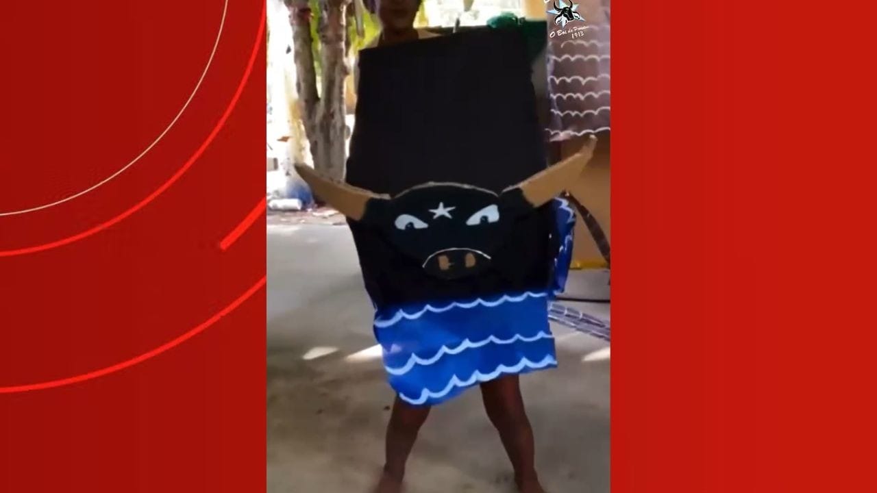 Boi Caprichoso presenteia menina que viralizou com boi de papelão