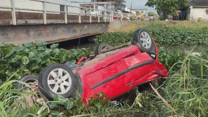 Carro Abandonado em Canal Mobiliza Equipes de Resgate em Macapá