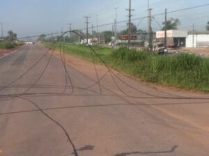 Acidente em Rorainópolis: Mulher é Ferida após Queda de Poste na BR-174