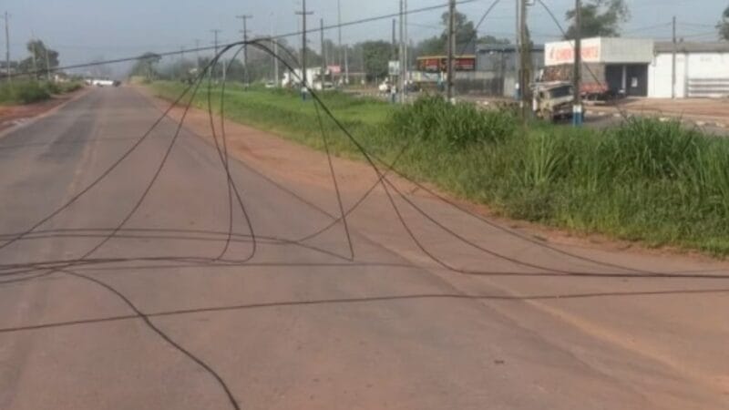Acidente em Rorainópolis: Mulher é Ferida após Queda de Poste na BR-174