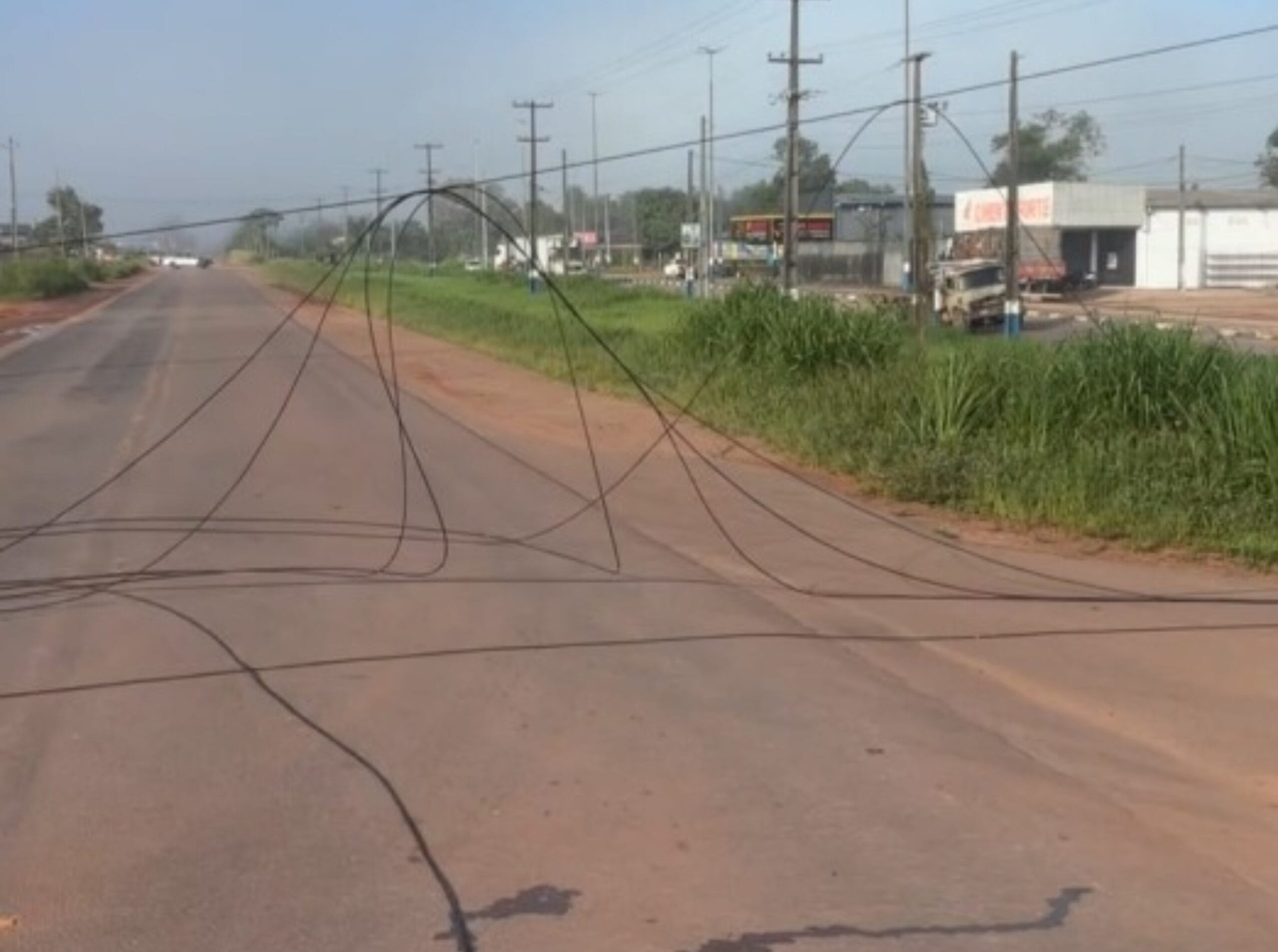 Acidente em Rorainópolis: Mulher é Ferida após Queda de Poste na BR-174