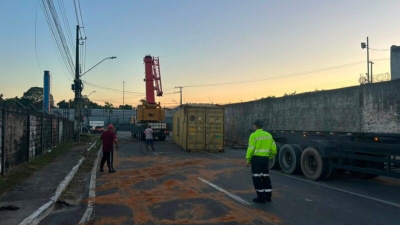 Interdição na Avenida das Torres em Manaus Após Acidente com Carreta