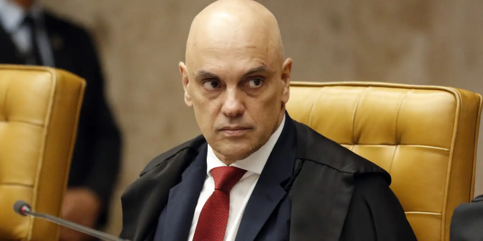 Ministro Moraes Interrompe Visitas de Flávio a Bolsonaro Durante Prisão Domiciliar
