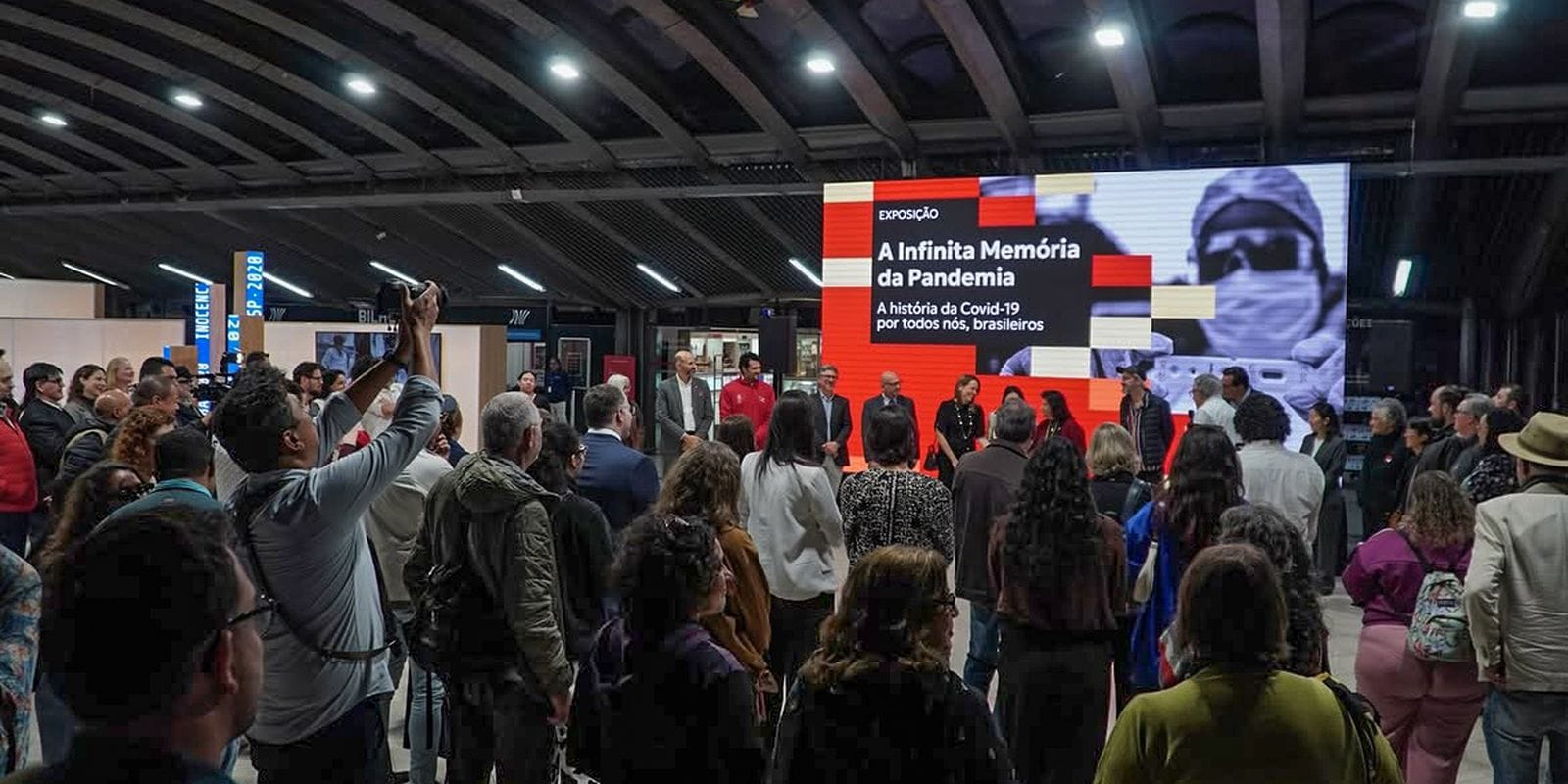 Exposição em São Paulo Retrata Vivências Brasileiras Durante a Pandemia