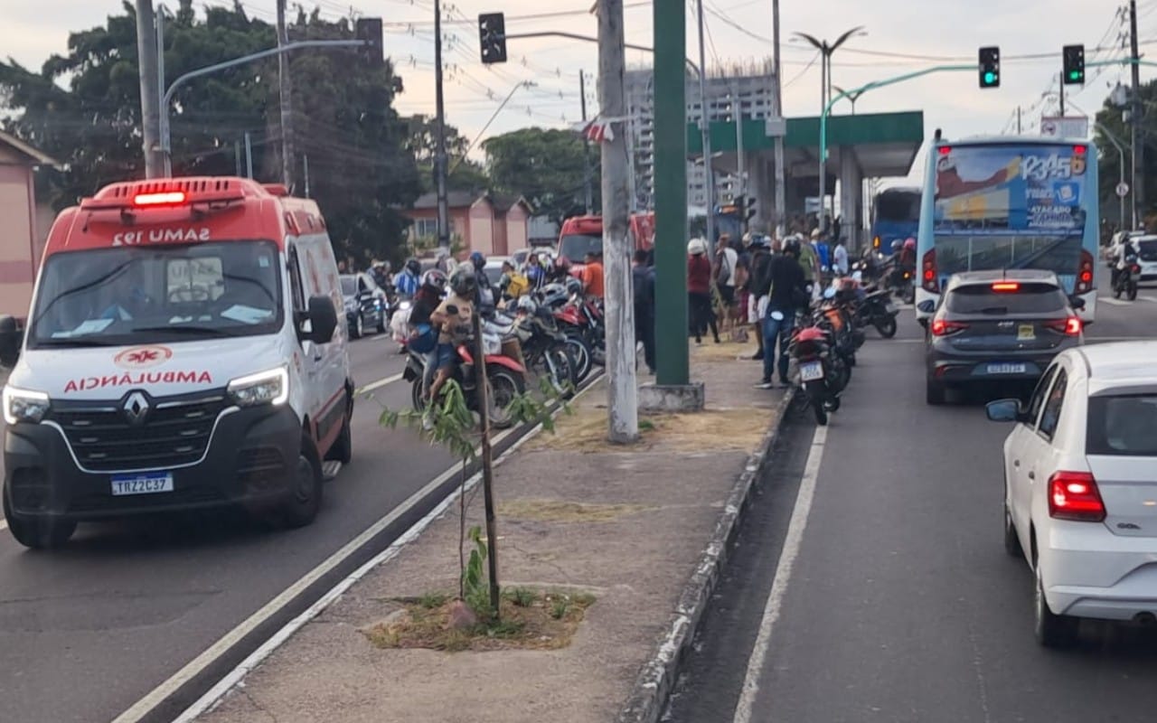 Acidente de Motos Deixa Dois Feridos na Avenida Constantino Nery, Manaus