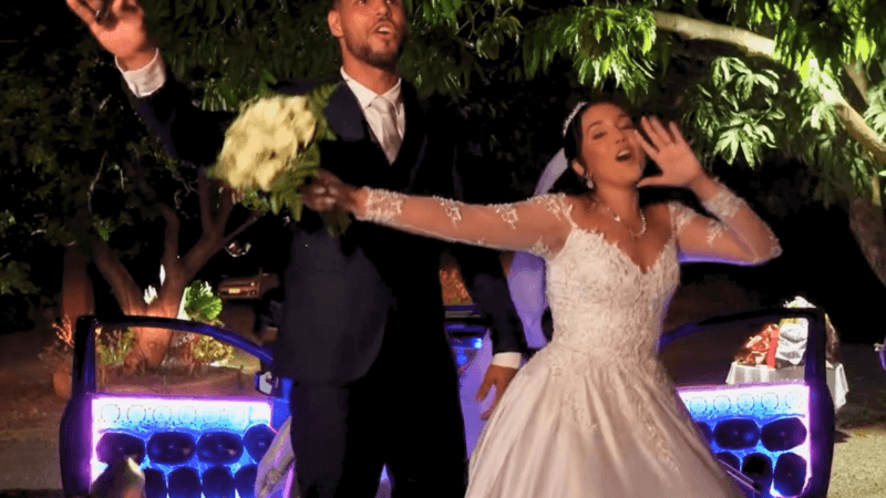 Casal Surpreende em Casamento com Chegada Inusitada e Festiva