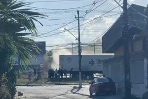Incêndio em Caminhão na Avenida das Torres Causa Congestionamento em Manaus