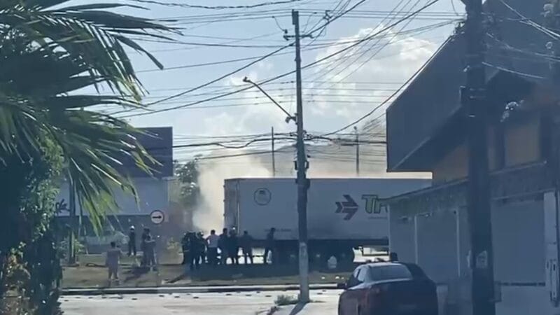 Incêndio em Caminhão na Avenida das Torres Causa Congestionamento em Manaus