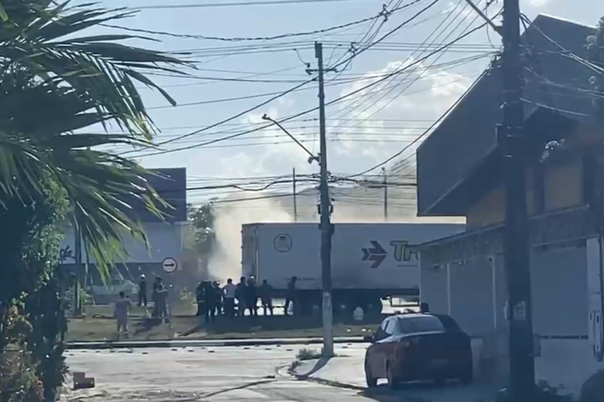Incêndio em Caminhão na Avenida das Torres Causa Congestionamento em Manaus