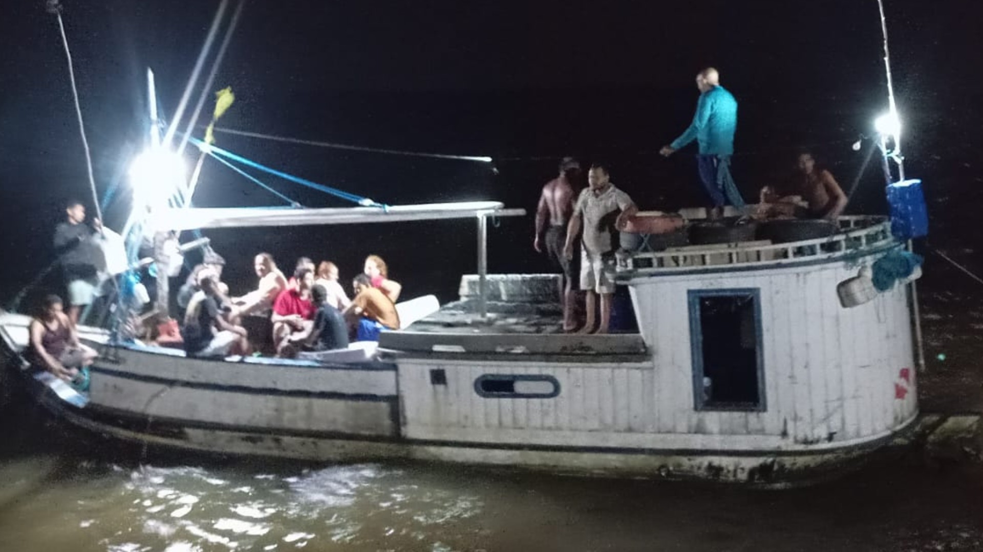 Naufrágio na Baía do Marajó: Barco com 15 Pessoas é Resgatado com Sucesso