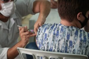 Projeto de Lei em Manaus Propõe Consentimento dos Pais para Vacinação Infantil contra Covid-19