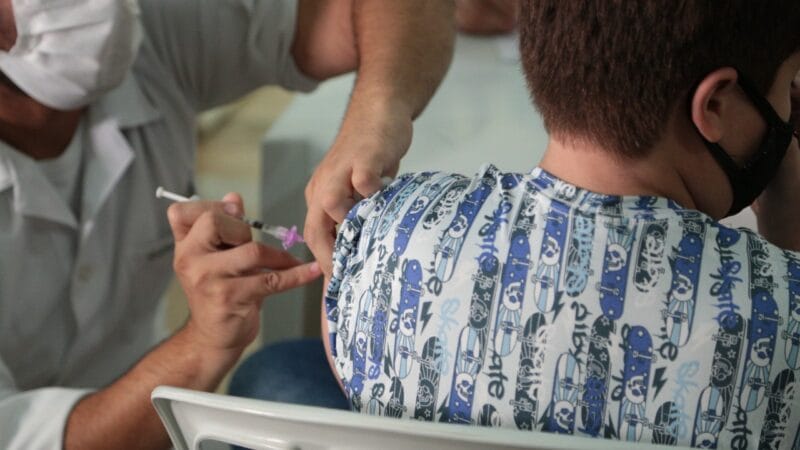 Projeto de Lei em Manaus Propõe Consentimento dos Pais para Vacinação Infantil contra Covid-19