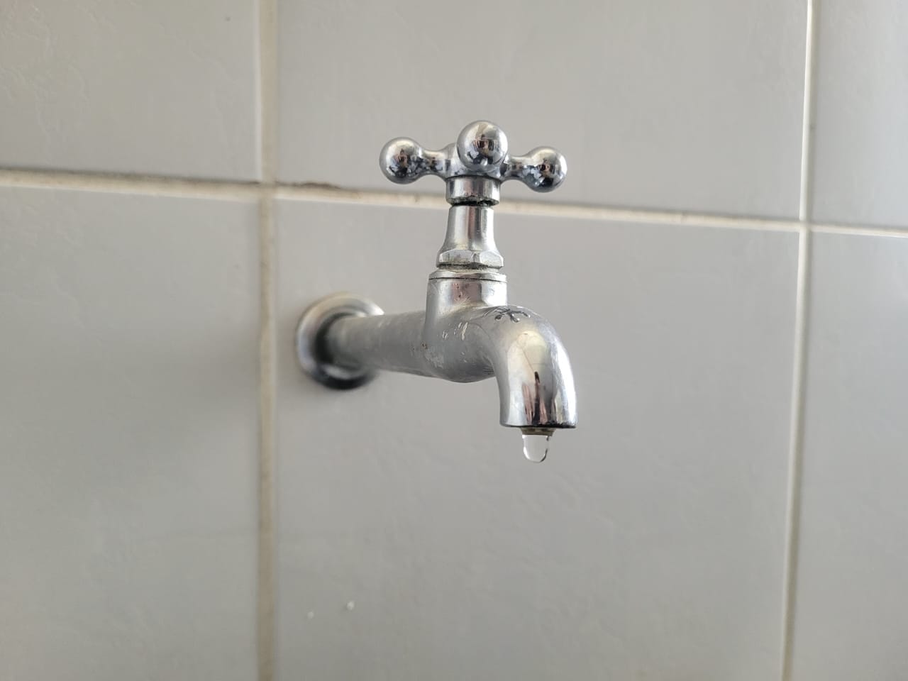 Oscilações no Abastecimento de Água em Manaus Devido a Vazamento