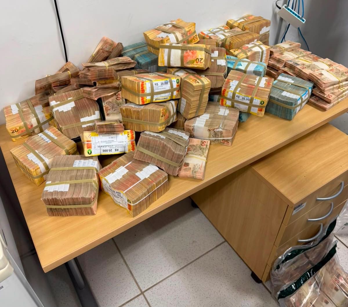 Polícia Federal Intercepta R$ 2 Milhões em Dinheiro Vivo em Porto Velho